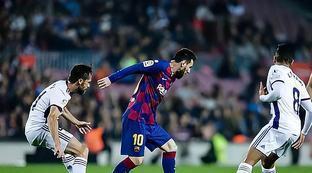 表现无异于 表现无异于